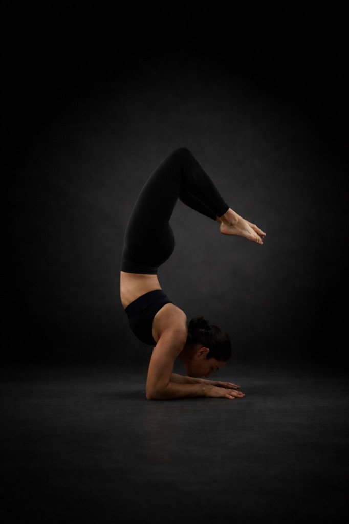 Pamela en una postura de yoga